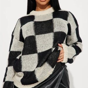 Fashion Nova Black and White Checkered Sweater M